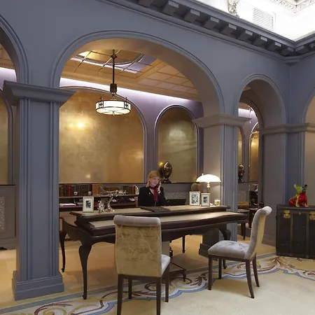 La Clef Louvre By The Crest Collection Parigi