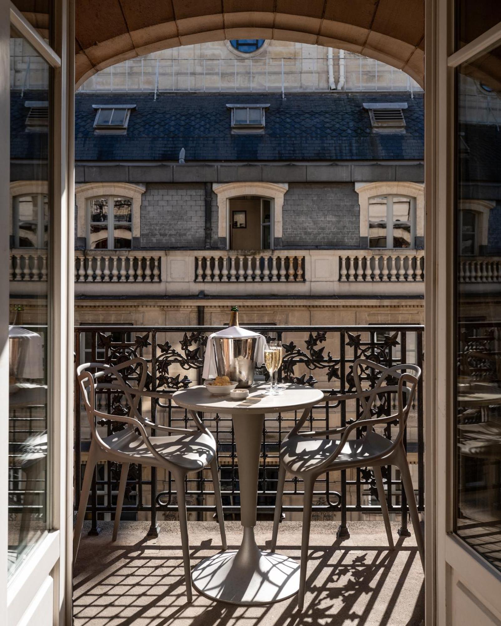 La Clef Louvre By The Crest Collection